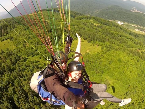 Oyster volunteer paragliding in Brasov, Romania