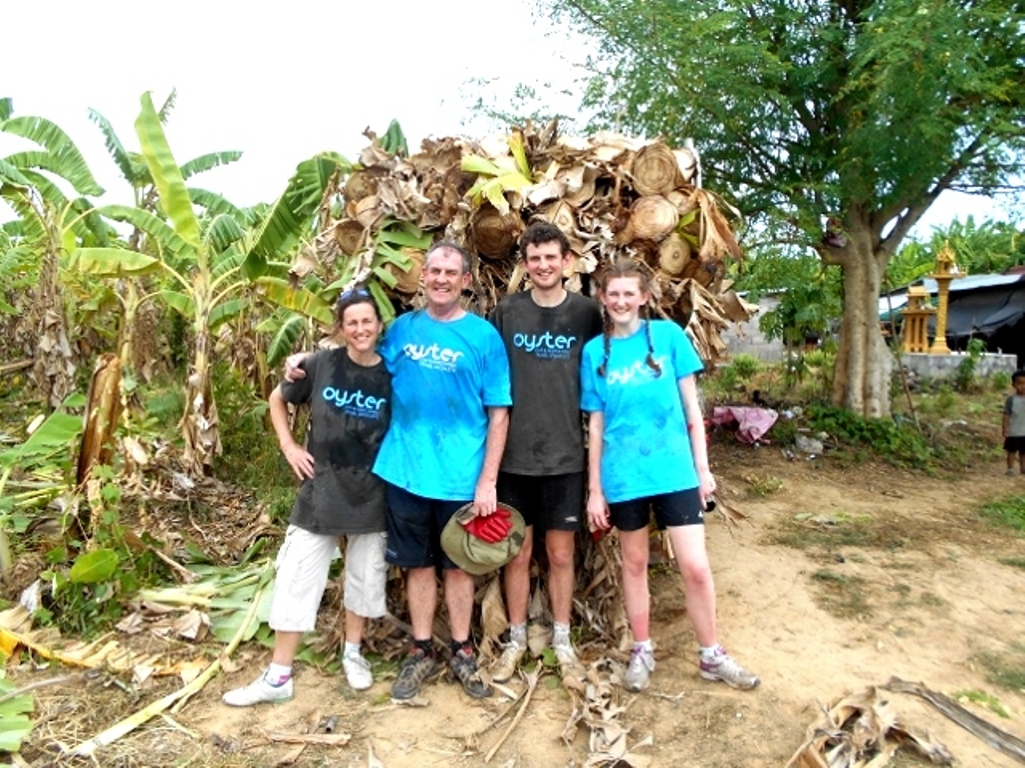 family volunteering in thailand