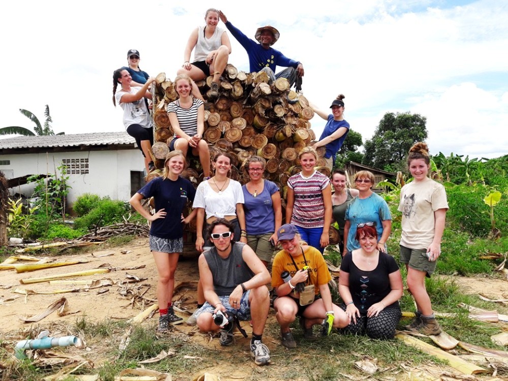 Volunteers in Thailand at the wildlife sanctuary